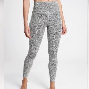 ATHLETA salutation stash pocket 7/8 hi-rise legging x-small micro cheetah